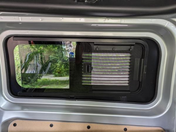 Lüftungsgitter Ford Custom für nachgerüstete Schiebefenster Fahrerseite links CARBEST - Lüftungsgitter Fahrerseite hinten - verbaut in Fahrzeug Innenansicht